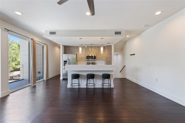 Building Photo - 604 N Bluff Dr