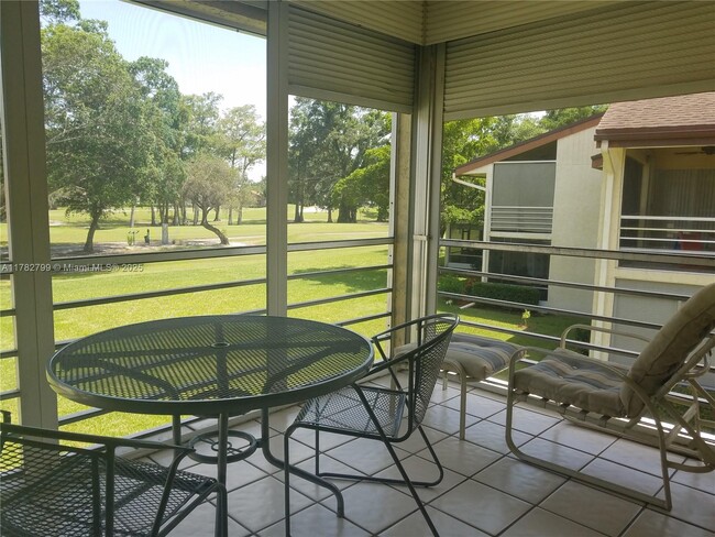 Foto del edificio - 8780 Holly Ct