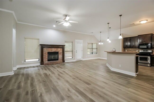 Building Photo - 1632 Hollowbrook