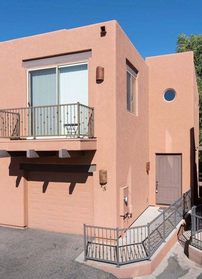 Foto del edificio - Furnished or Unfurnished, 1 Year Minimum -...