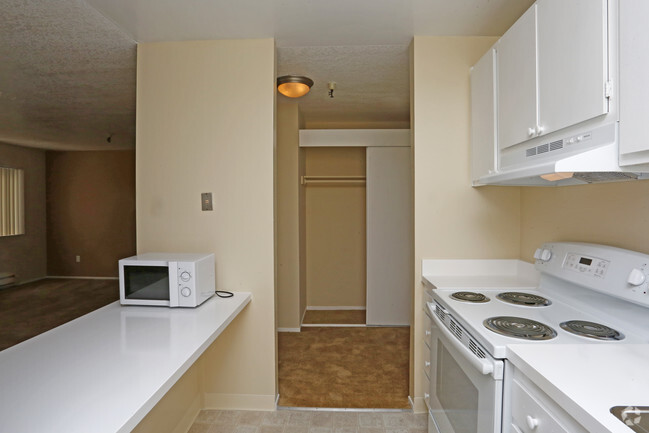 KITCHEN - Remington Place Apartments