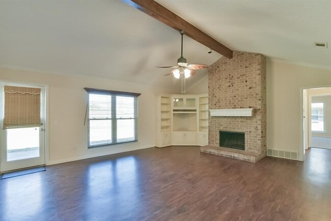 Building Photo - 739 Newport Dr