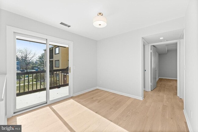 Building Photo - 3226 Sayre Dr