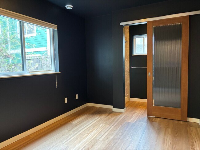 Building Photo - Bright & Modern End-Unit Townhome in Prime...