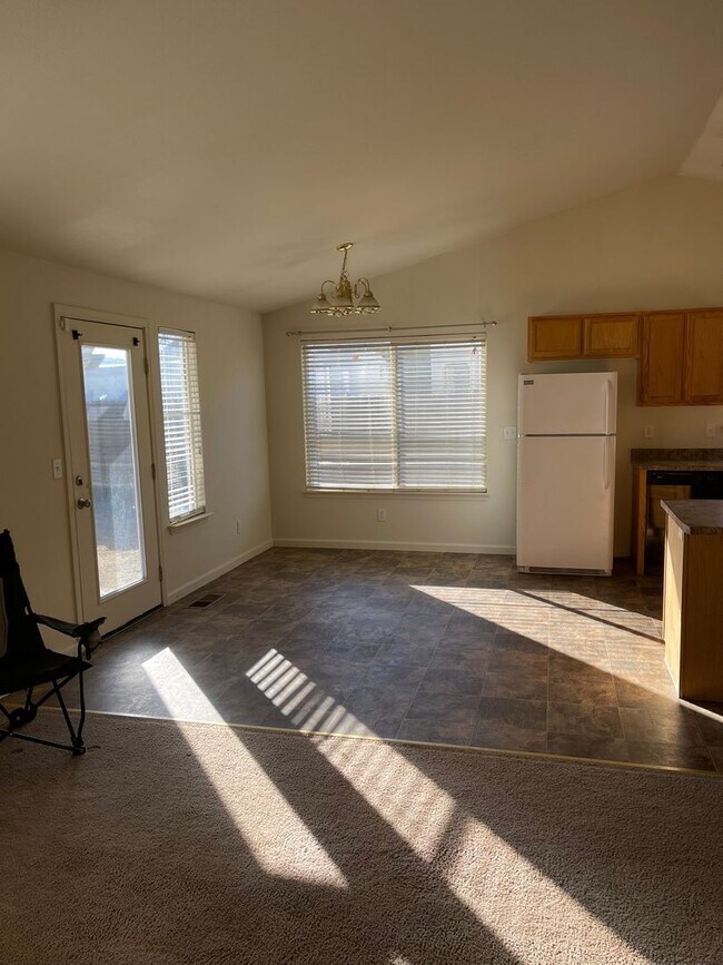 Foto del edificio - Still available! Call me to schedule viewi...