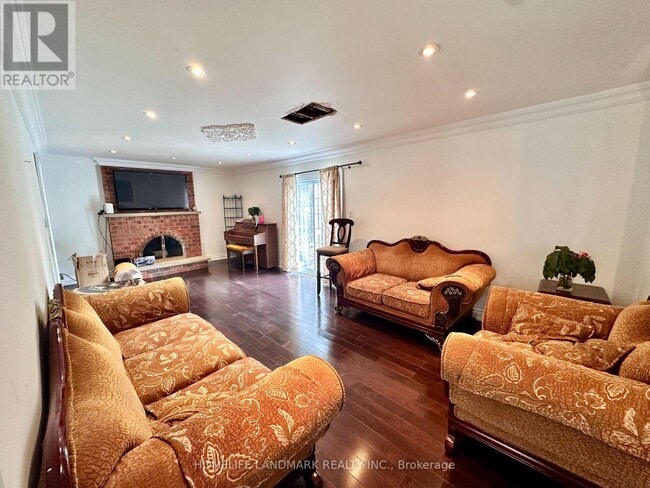Building Photo - 257-RO257 Fincham Ave