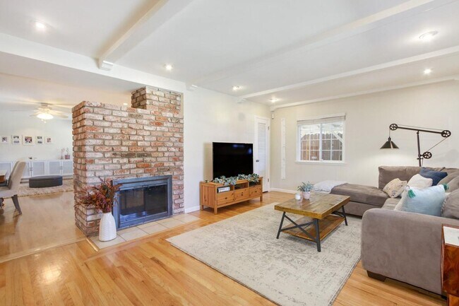 Foto del edificio - Short Term Lease through June 2025 availab...