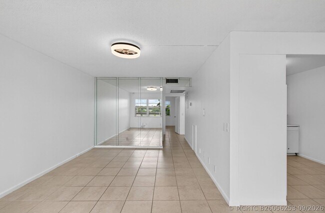 Building Photo - 4028 Hythe B
