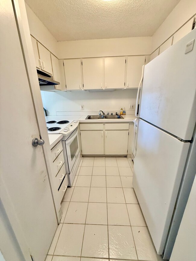 Foto del edificio - 2 bedroom 2 bath Condo in Regency Park on ...