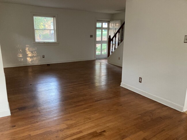 Building Photo - 2 BEDROOM LOCATED IN VILLAGE DISTRICT!  WA...