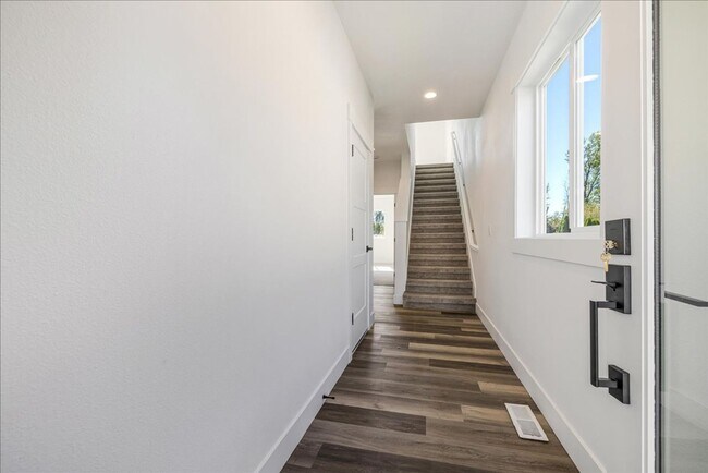 Foto del edificio - Introducing SE 18th Street Townhomes — Six...