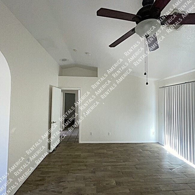 Building Photo - 26 S Tiago Dr