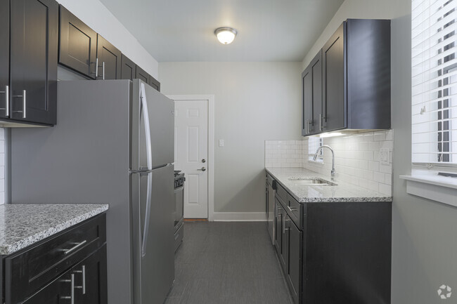 Studio, 1 BA - Kitchen - Everett Hyde Park