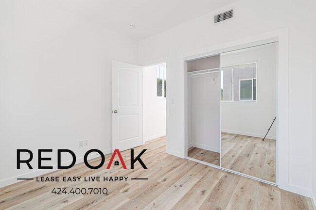 Building Photo - 11956 1/2 Vanowen St