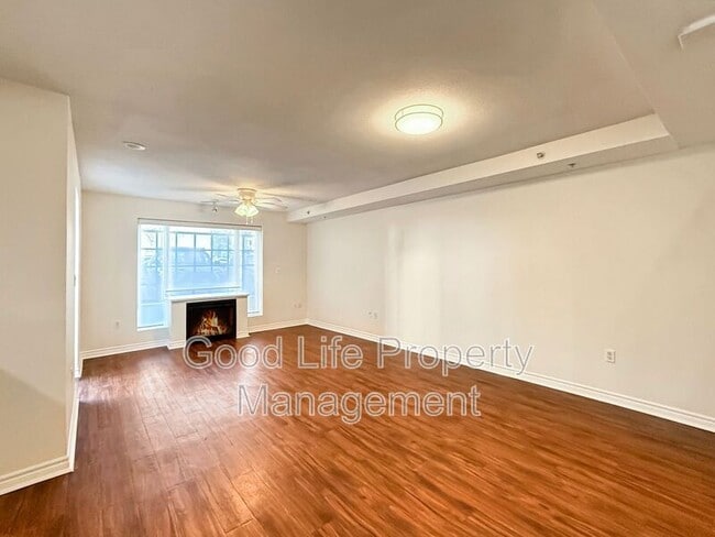 Building Photo - 300 W Beech St