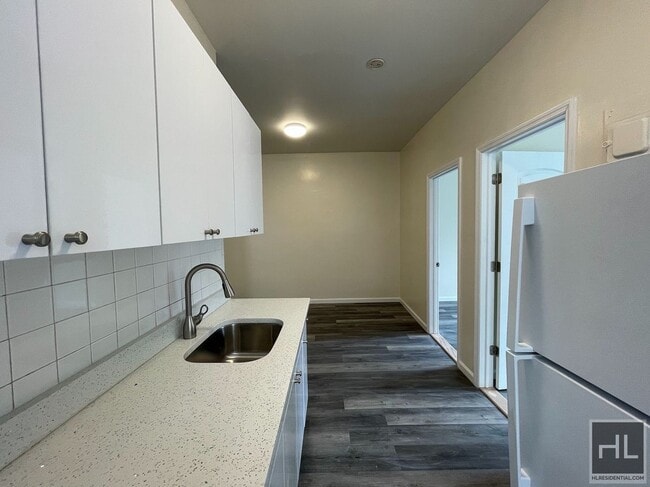 Building Photo - 34 AVENUE 2.5 bedroom includes heat and hot water
