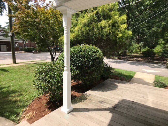 Foto del edificio - Adorable Inside the Beltline bungalow with lots of charm!