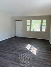 Building Photo - 102 Cole Ct