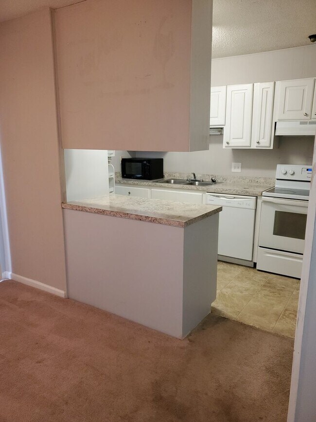 Building Photo - Cute 2 Bedroom 1.5 Bath Condo in Carnaby S...