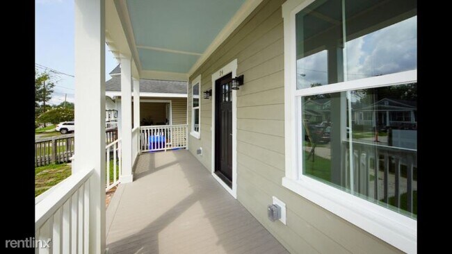 Building Photo - 4 br, 2.5 bath House - 24 Maple St