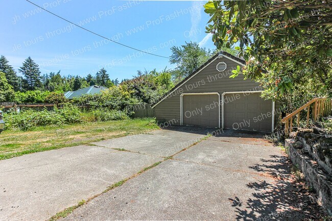 Building Photo - 7840 SW West Slope Dr