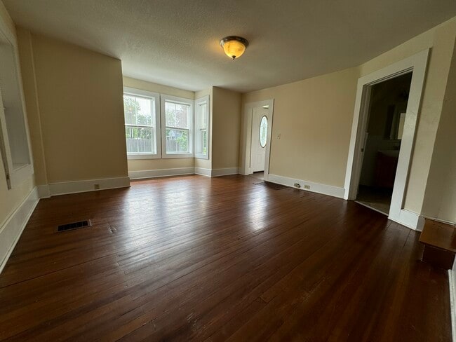 Building Photo - 28 School St