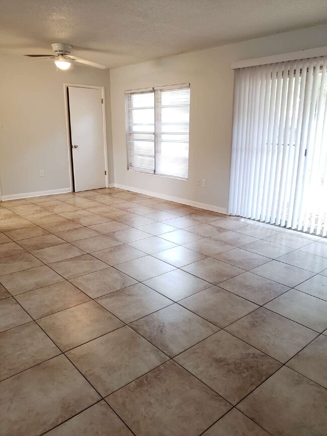 Building Photo - "Charming 3-Bed Oasis with 1.5 Baths in Fo...