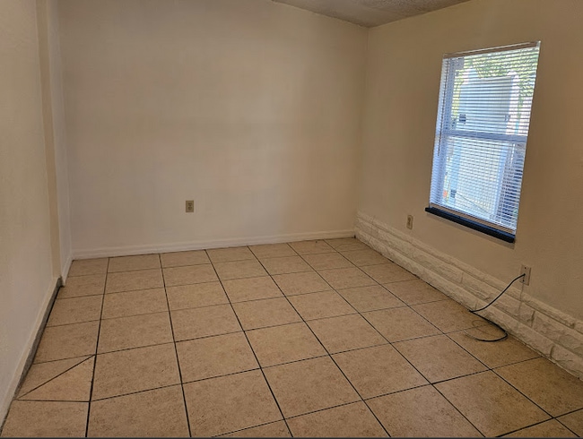 Building Photo - 2109 E Bougainvillea Ave