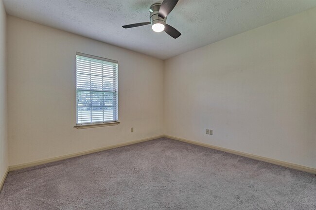 Foto del edificio - 13511 Summer Hill Dr