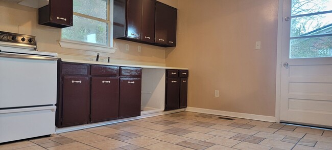 Building Photo - 3 Bedroom, 1 Bath Brick Single Family Home...