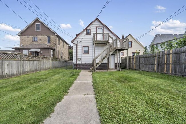 Building Photo - 647 Elm St