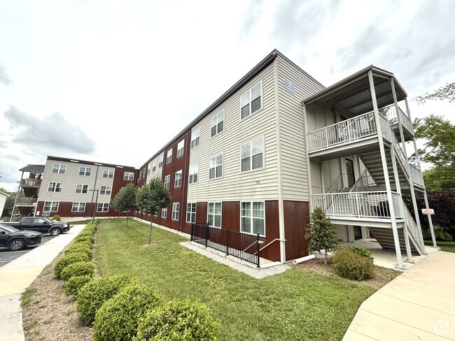 Building Photo - Creekside