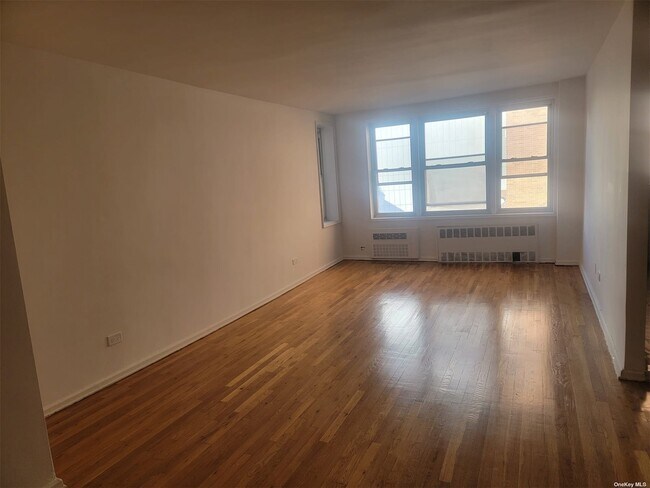 Foto del edificio - 136-42 Maple Ave