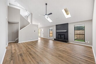Building Photo - 13852 Hollowgreen Dr