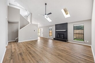 Building Photo - 13852 Hollowgreen Dr