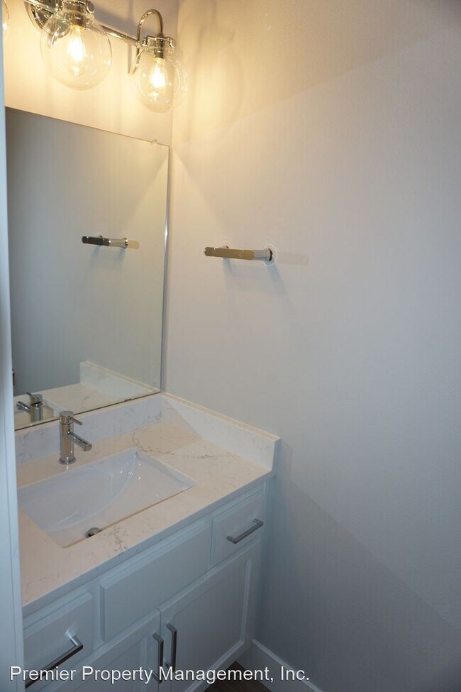 Building Photo - 3 br, 2.5 bath House - 12045 NE 108th St