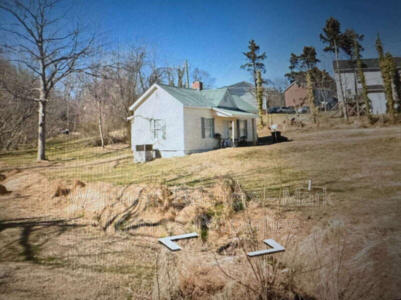 Primary Photo - 320 E Morehead St