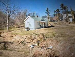 Building Photo - 320 E Morehead St