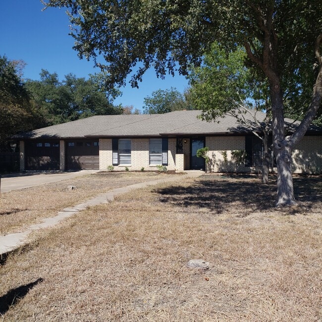 Building Photo - 2308 Lake W Dr