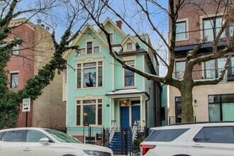 Building Photo - 1429 W Roscoe St