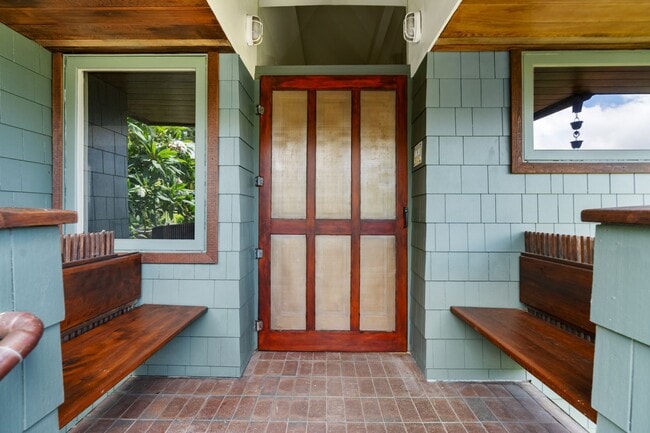 Building Photo - Lovely 2/2 Makiki Heights Home - Utilities...