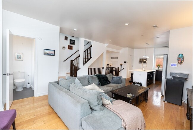 Foto del edificio - Large Upper Level 2 Bed/2.5 Bath Condo with Parking Near Brookland Metro