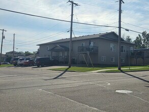 Building Photo - 902-910 10 St