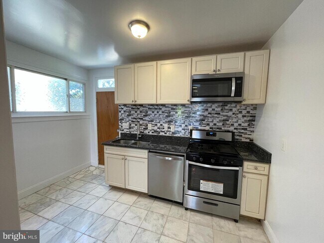 Building Photo - 127 Hamilton St NW