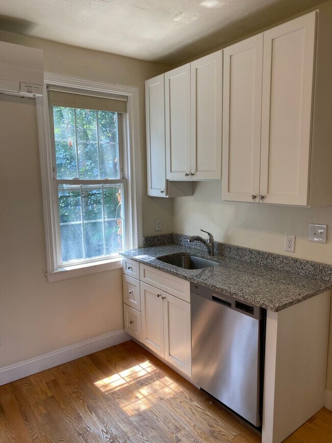 Foto del edificio - Spacious Studio Coming Available