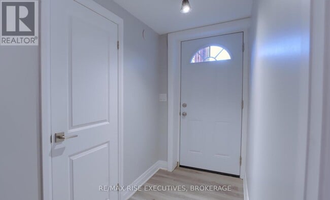 Photo du bâtiment - 258-258 Kingscourt Ave