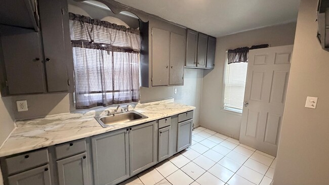 Building Photo - 12007 Lakepointe St