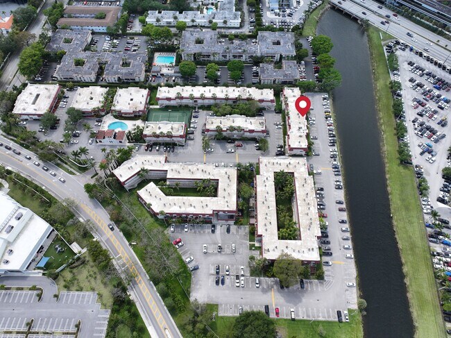 Foto del edificio - 6707 N Kendall Dr
