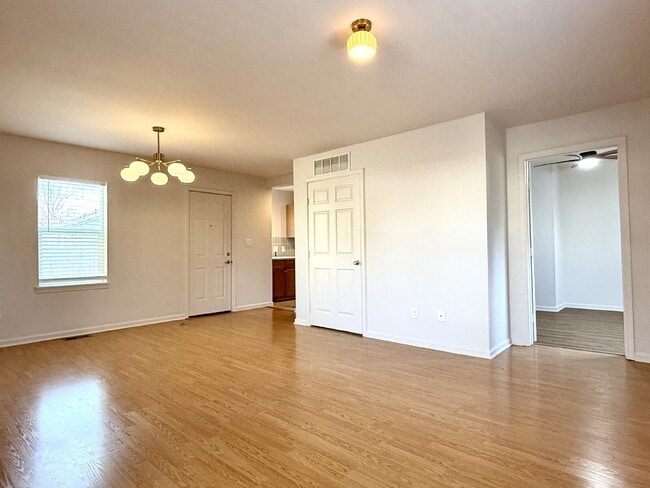 Building Photo - 2 Bed, 2 Bath Pre-Leasing 2026 or Available Now!