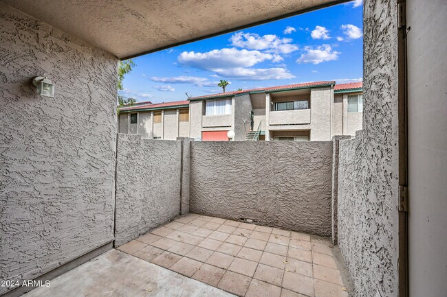 Building Photo - 623 W Guadalupe Rd